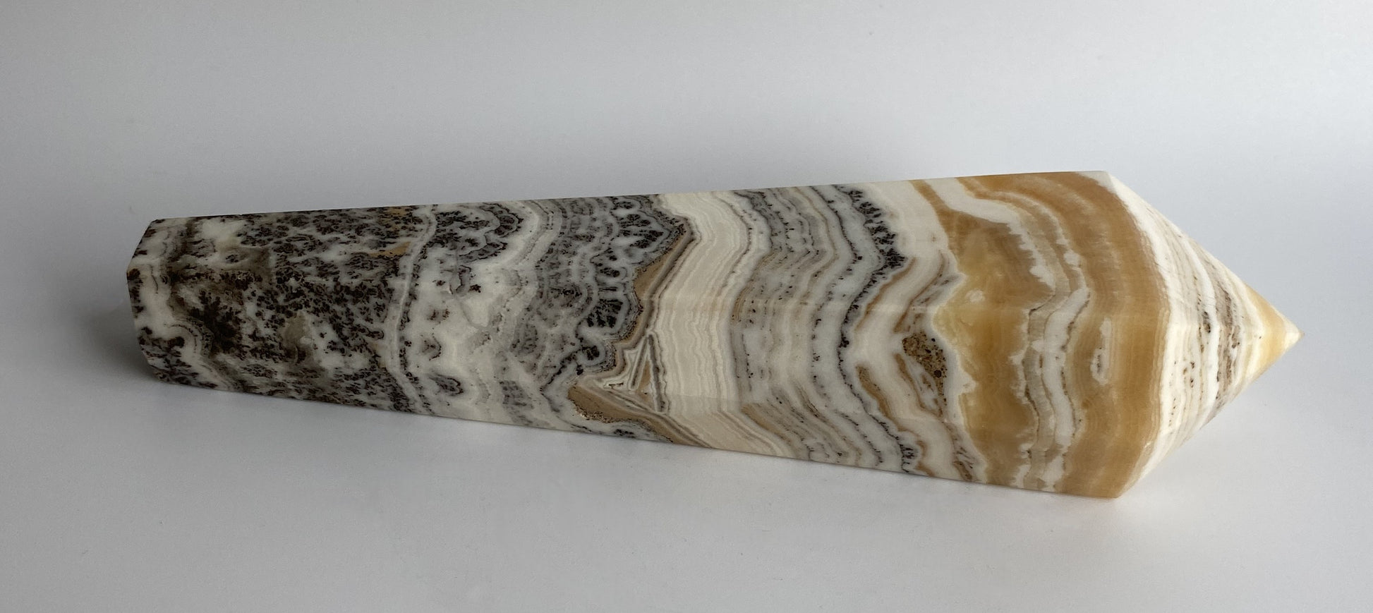 Obelisc sceptru din mineral de calcit dendritic pe fundal alb sub lumina naturala