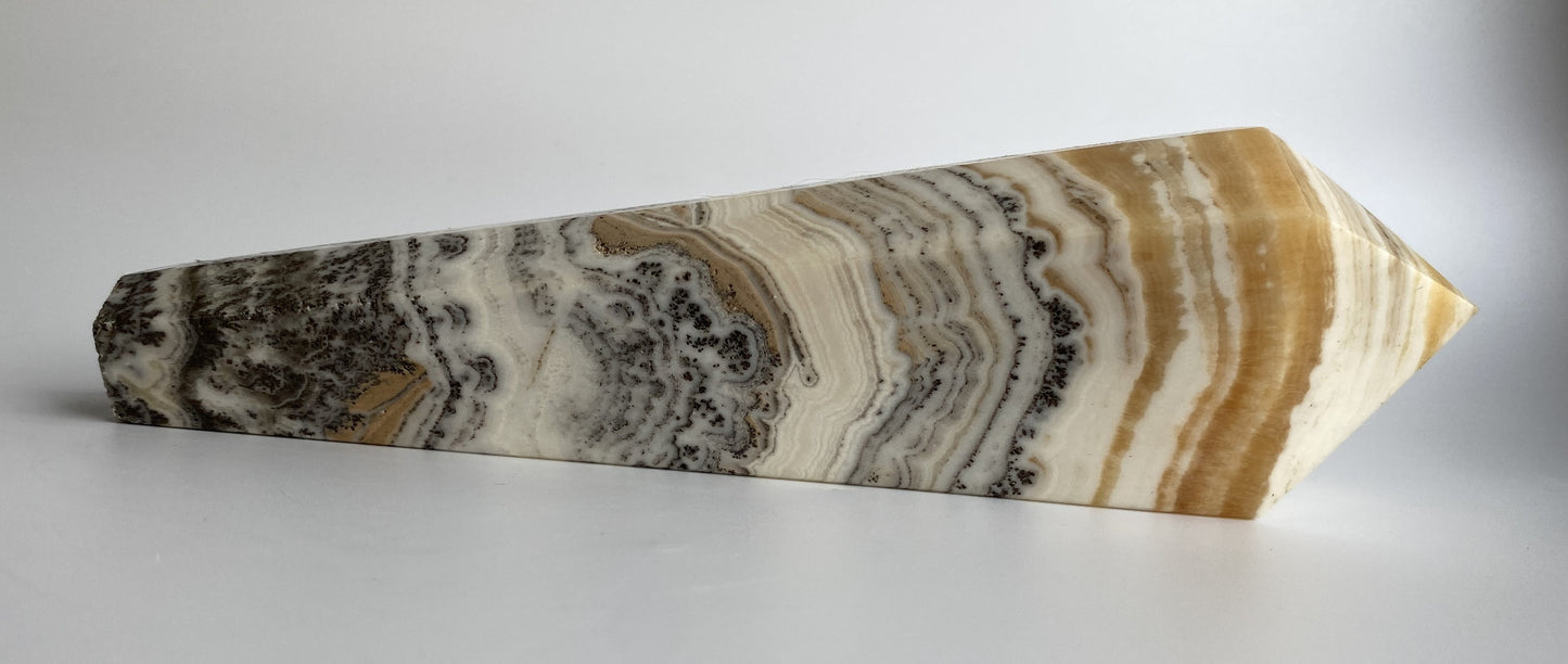 Obelisc sceptru din mineral de calcit dendritic pe fundal alb sub lumina naturala