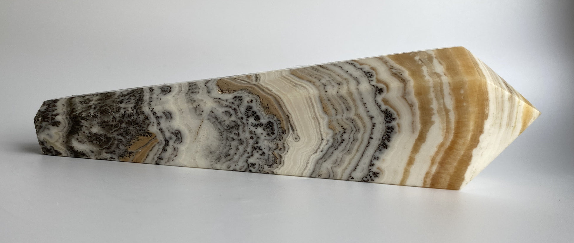 Obelisc sceptru din mineral de calcit dendritic pe fundal alb sub lumina naturala
