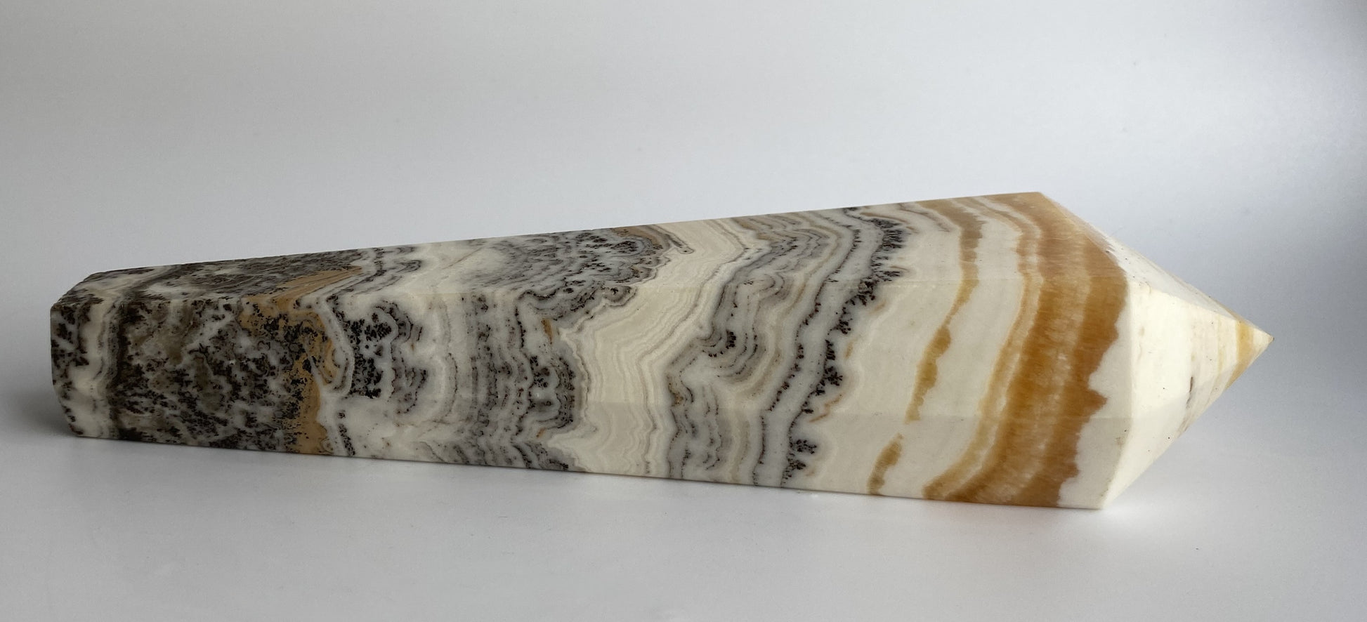 Obelisc sceptru din mineral de calcit dendritic pe fundal alb sub lumina naturala