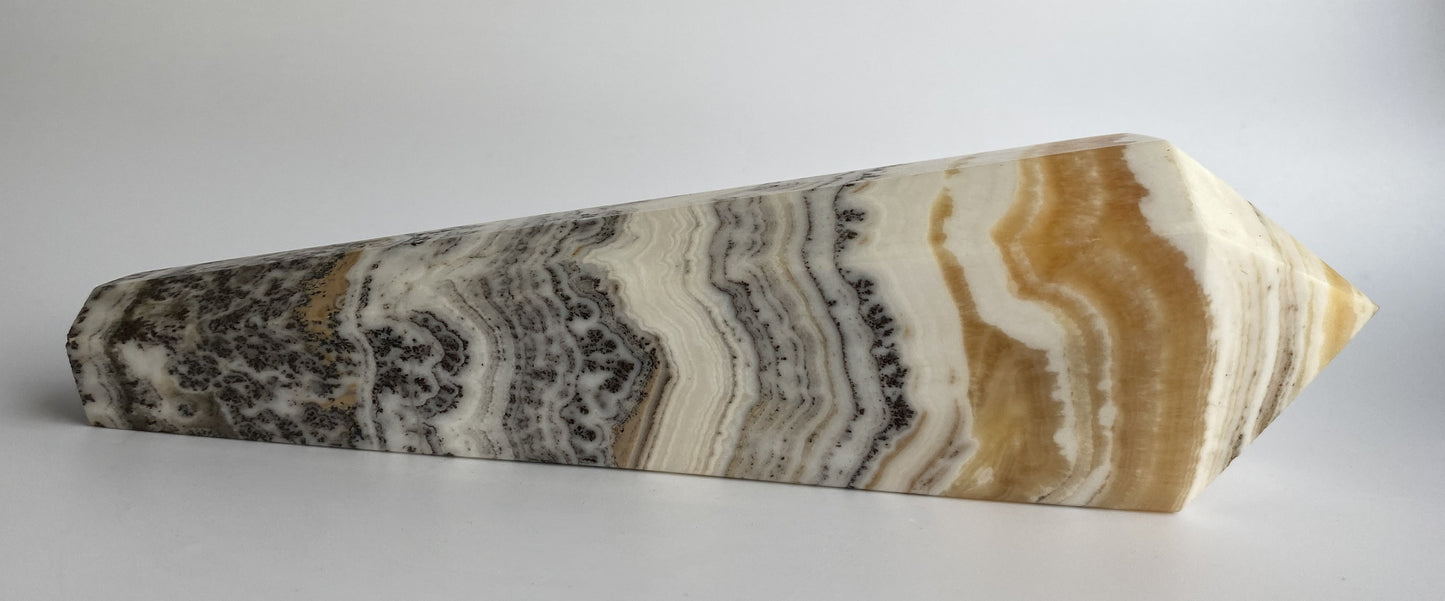 Obelisc sceptru din mineral de calcit dendritic pe fundal alb sub lumina naturala