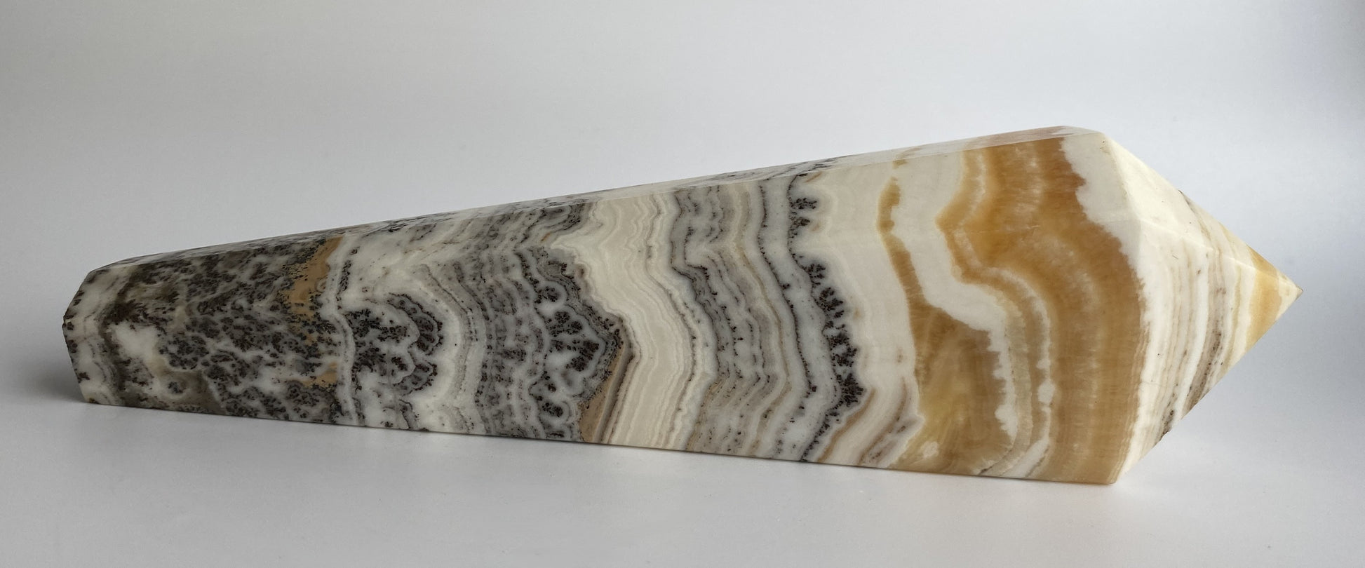 Obelisc sceptru din mineral de calcit dendritic pe fundal alb sub lumina naturala