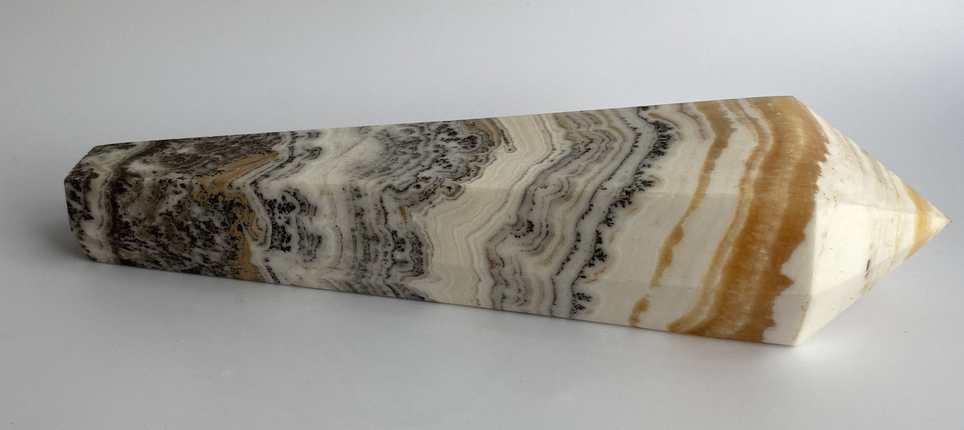 Obelisc sceptru din mineral de calcit dendritic pe fundal alb sub lumina naturala