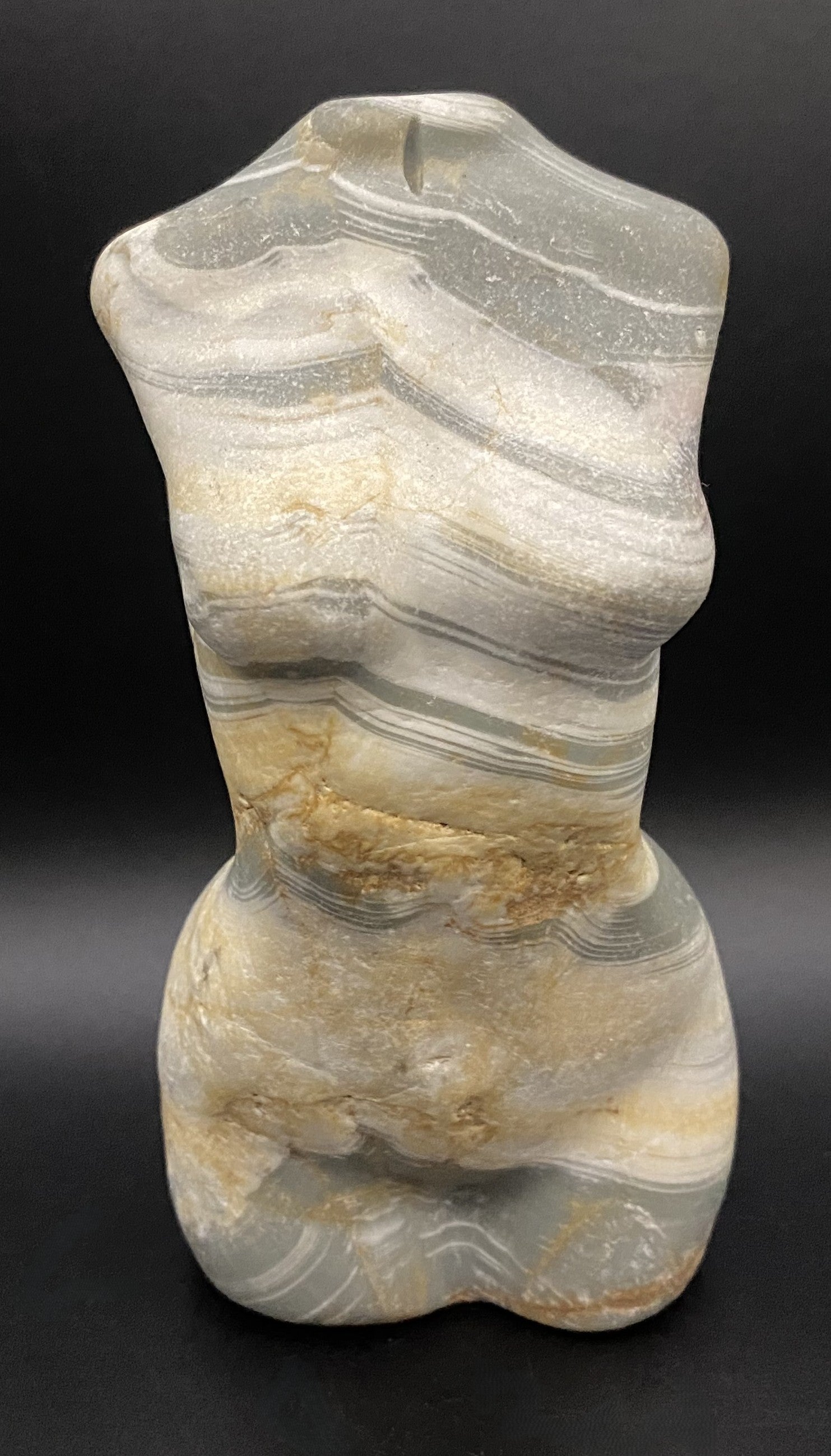 Sculptura nud din mineral de calcit dendritic pe fundal negru sub lumina artificiala