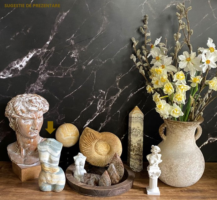 Idee de design cu cristale si minerale din calcit, cuart, howlit si amonit, cu statuete antice si vaza cu narcise