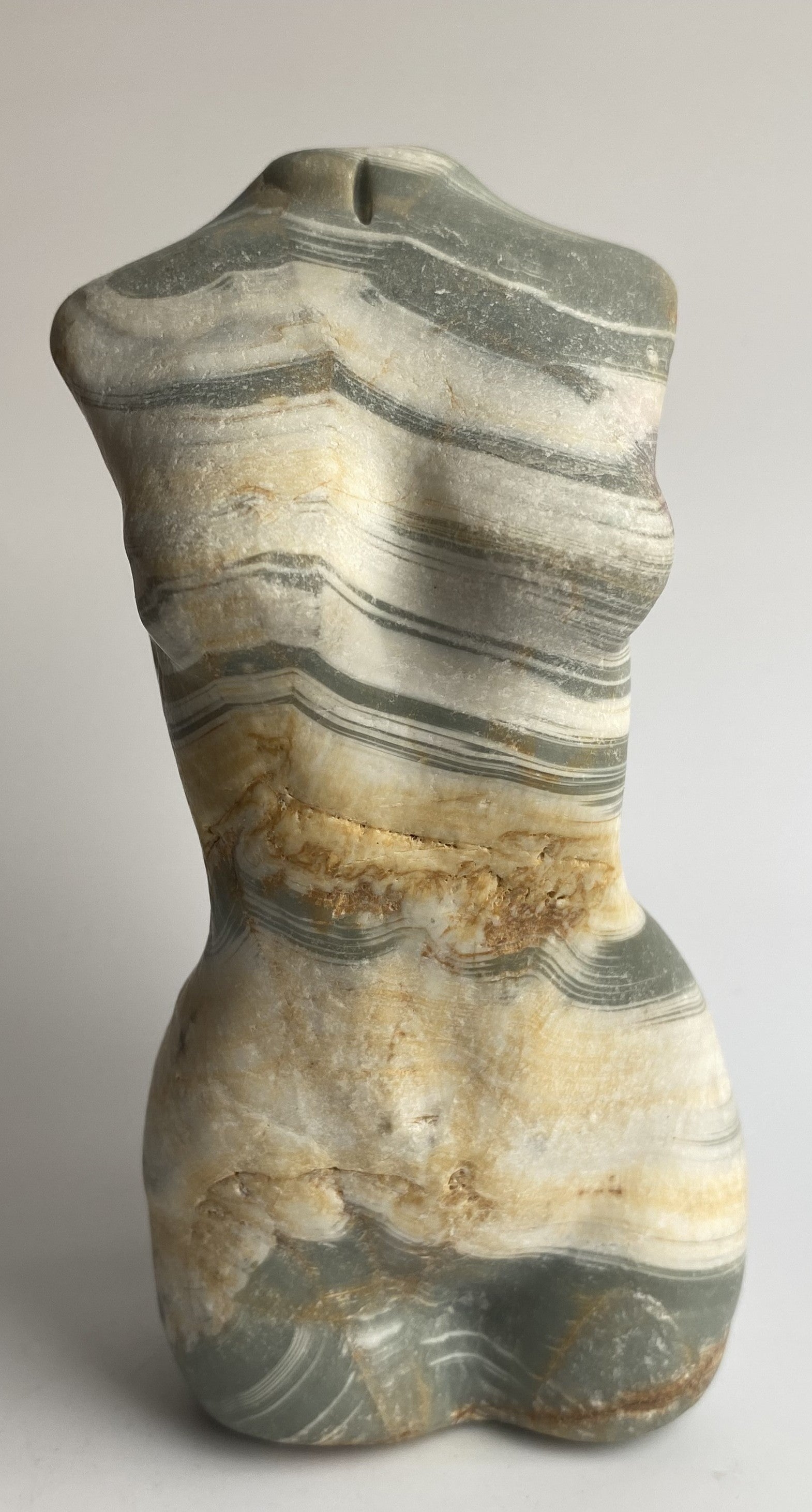 Sculptura nud din mineral de calcit dendritic pe fundal alb sub lumina naturala