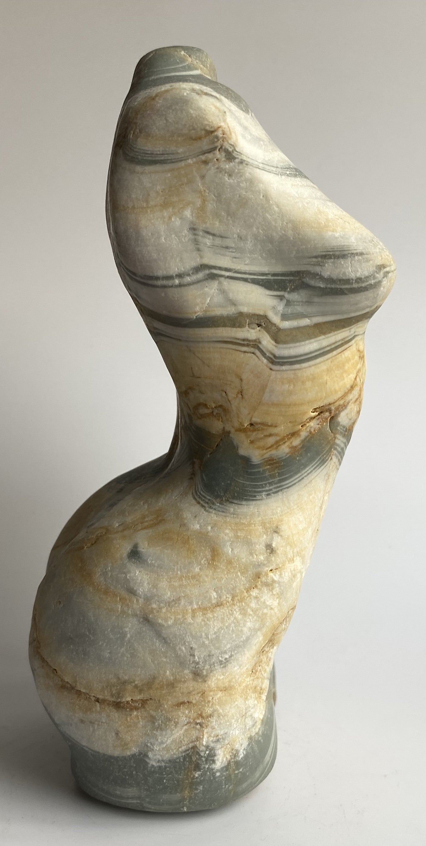 Sculptura nud din mineral de calcit dendritic pe fundal alb sub lumina naturala
