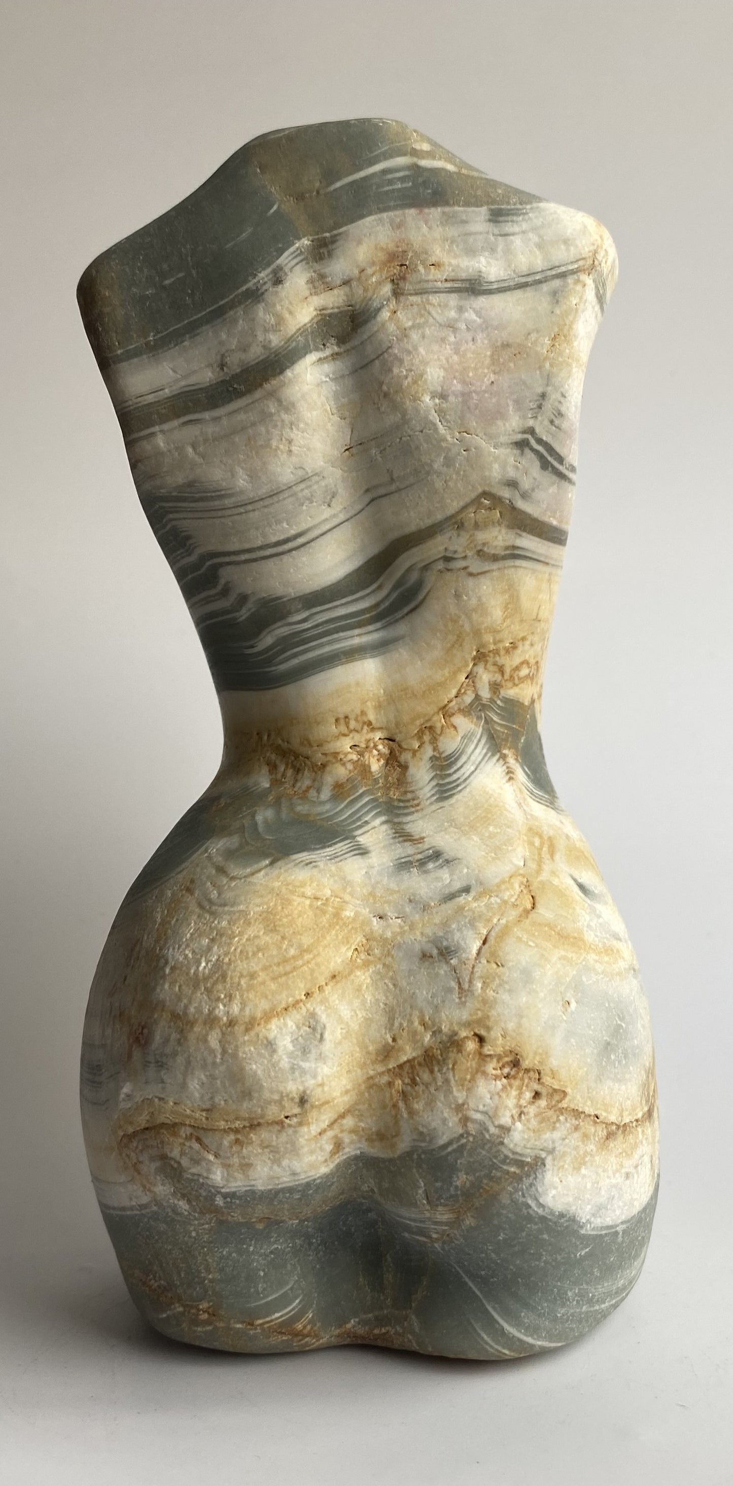 Sculptura nud din mineral de calcit dendritic pe fundal alb sub lumina naturala
