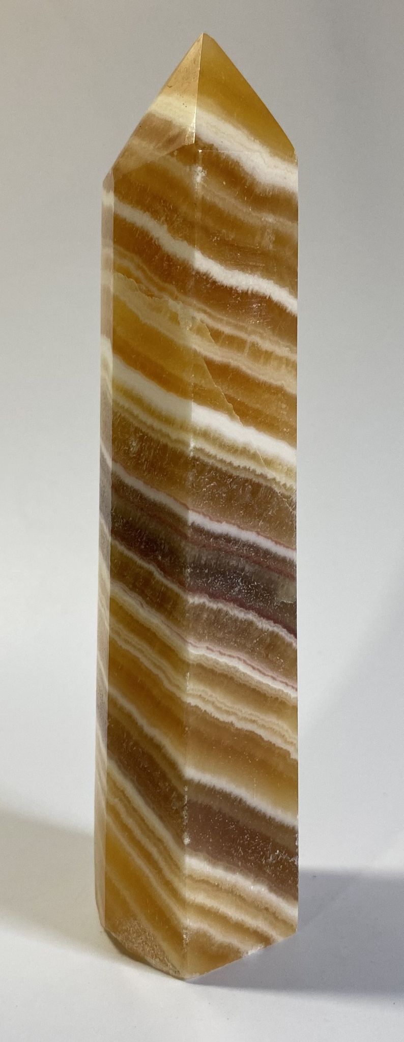 Obelisc de 12.9cm din cristal de calcit galben pe fundal alb