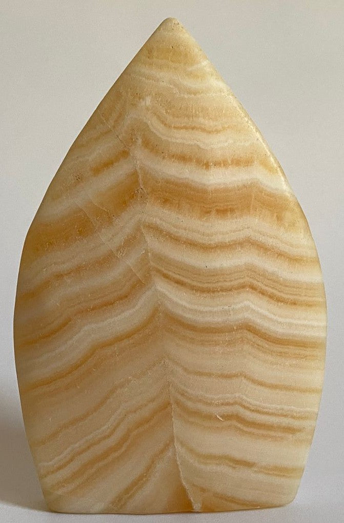 Sculptura de 9.3cm din piatra semipretioasa de calcit galben pe fundal alb