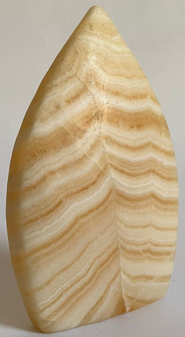 Sculptura de 9.3cm din cristal de calcit galben pe fundal alb