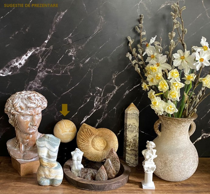Decor cu cristale si minerale din calcit, cuart, howlit si amonit, cu statuete antice si vaza cu narcise