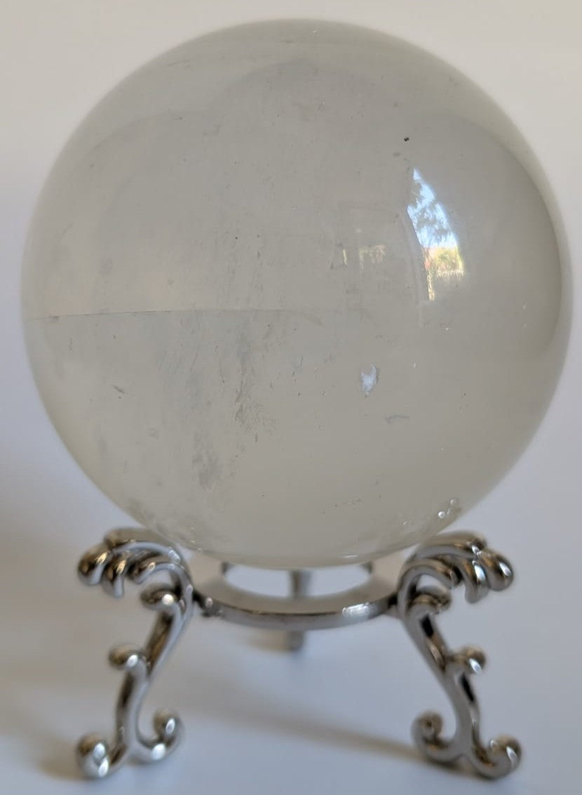 Sfera din cristal de calcit islanda pe suport metalic cu fundal alb