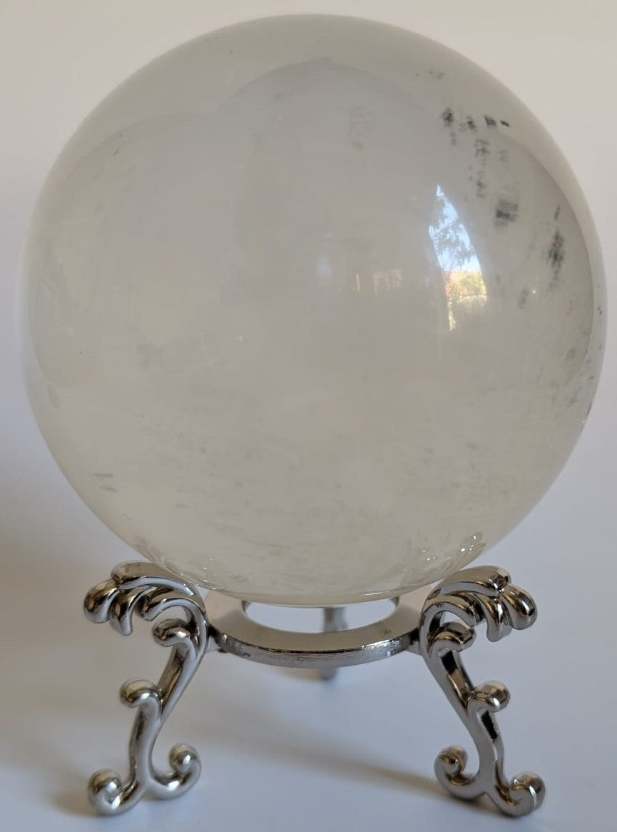 Sfera de 8.7cm din cristal de calcit islanda pe suport metalic cu fundal alb