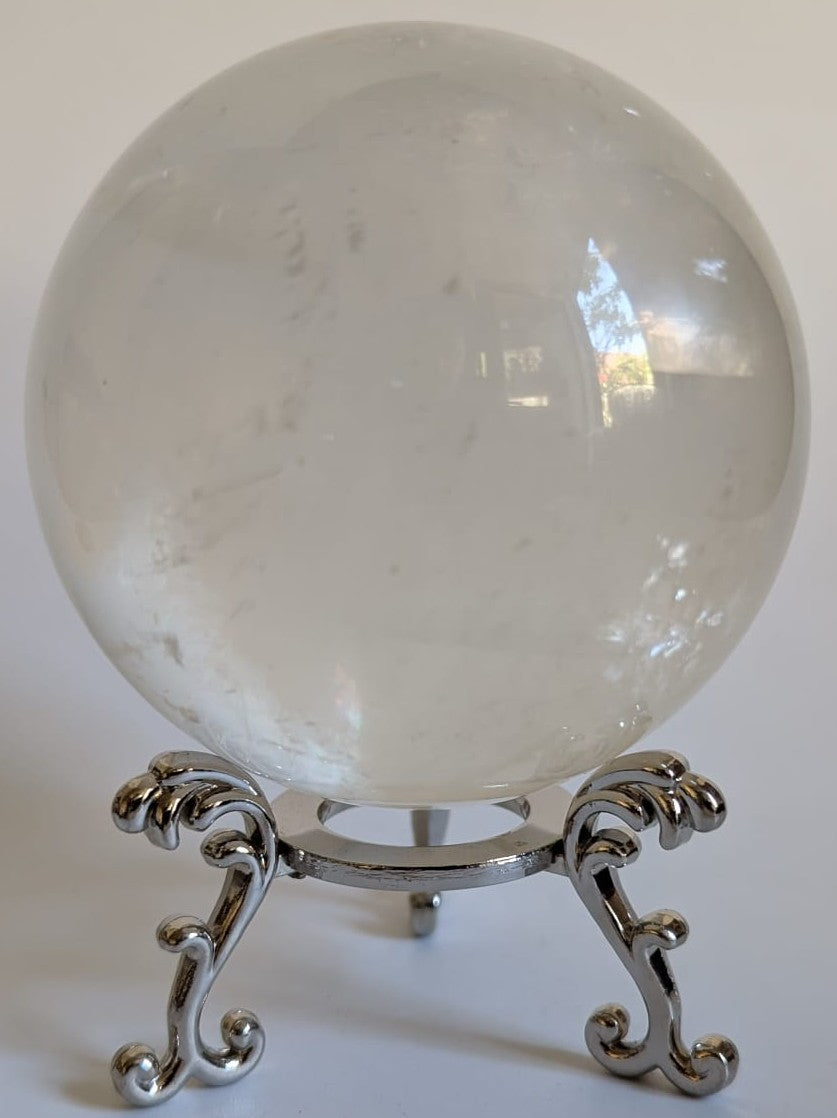 Sfera decorativa de 8.7cm din piatra semipretioasa de calcit islanda pe suport metalic cu fundal alb
