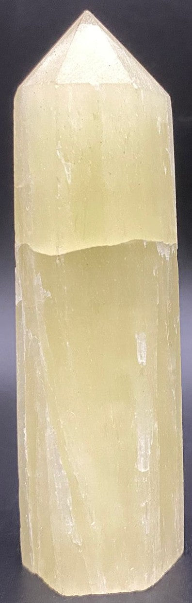 Obelisc din piatra semipretioasa de calcit lemon pe fundal negru