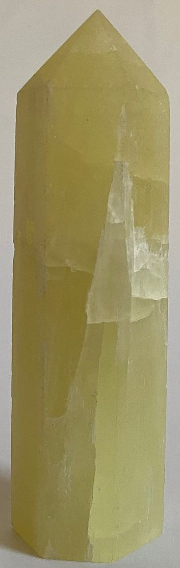 Obelisc din mineral de calcit lemon pe fundal alb