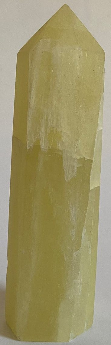 Obelisc de 9cm din piatra semipretioasa de calcit lemon pe fundal alb