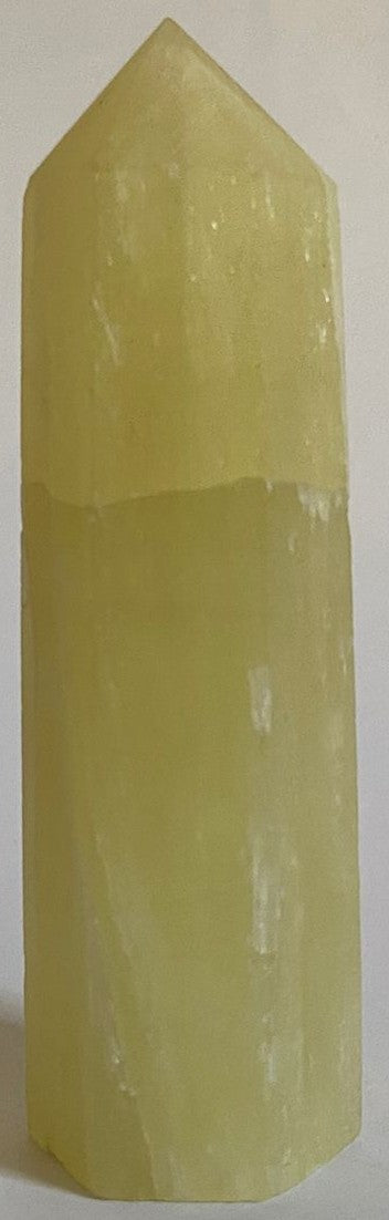 Obelisc de 9cm din cristal de calcit lemon pe fundal alb