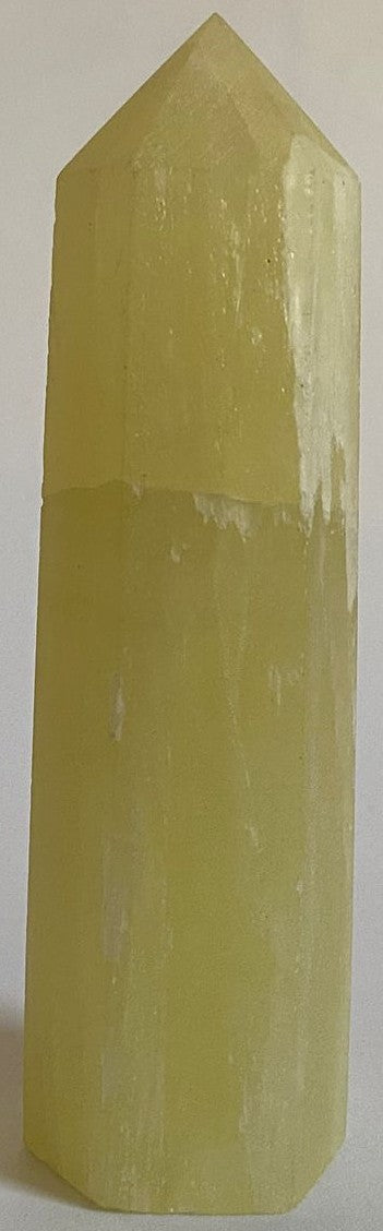 Obelisc de 9cm din mineral de calcit lemon pe fundal alb
