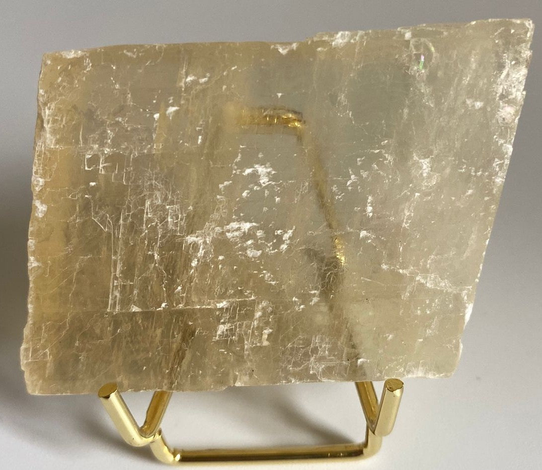 Piatra bruta de 5.4cm din cristal de calcit mexic pe fundal alb