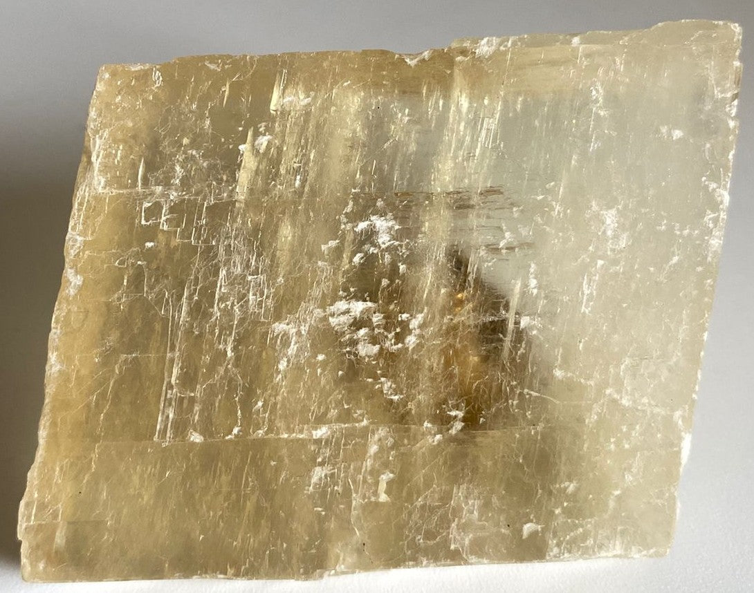 Piatra bruta decorativa de 5.4cm din piatra semipretioasa de calcit mexic pe fundal alb