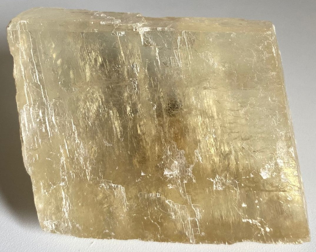 Piatra bruta decorativa de 5.4cm din cristal de calcit mexic pe fundal alb