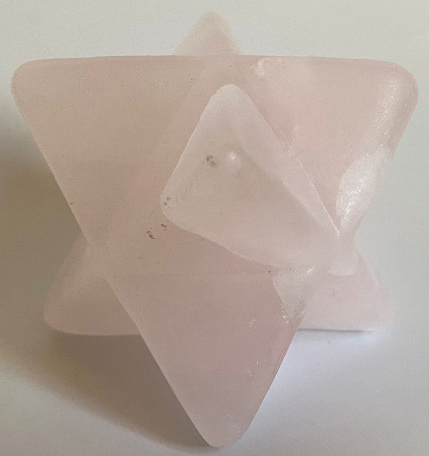 Merkaba de 5.6cm din piatra semipretioasa de calcit roz pe fundal alb