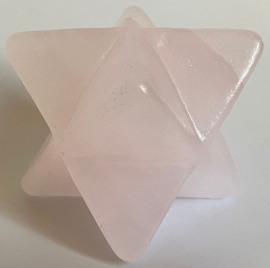 Merkaba de 5.6cm din cristal de calcit roz pe fundal alb