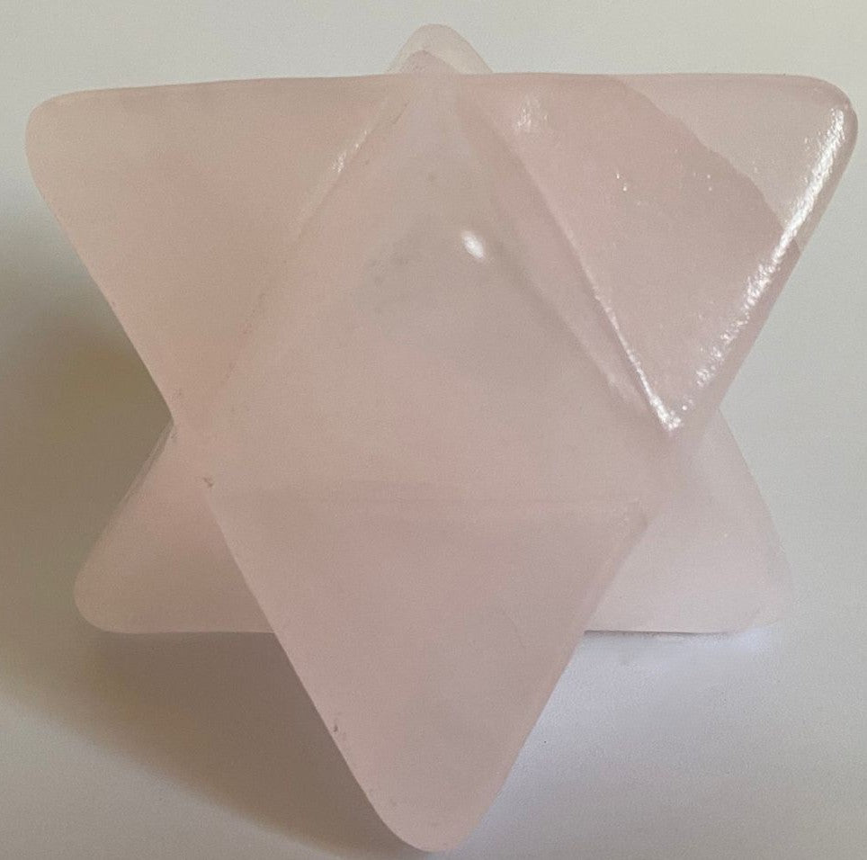 Merkaba de 5.6cm din mineral de calcit roz pe fundal alb