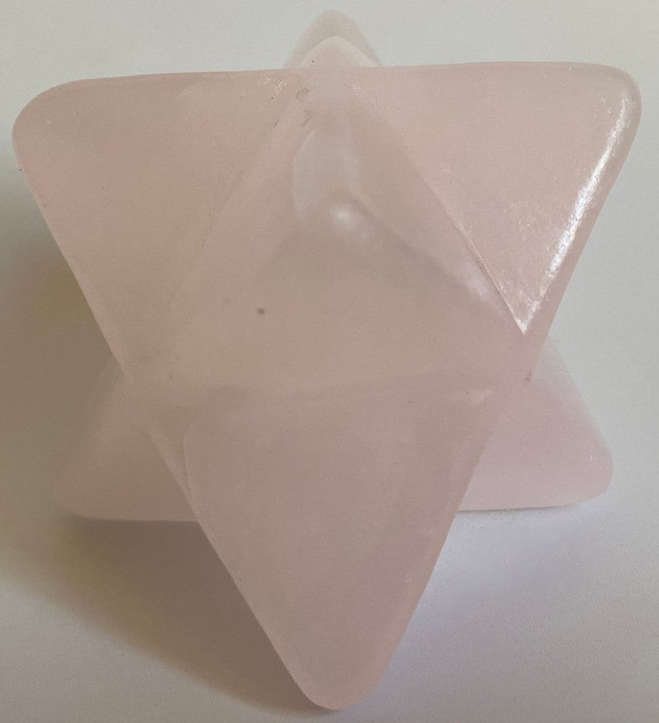 Merkaba vindecatoare de 5.6cm din piatra semipretioasa de calcit roz pe fundal alb