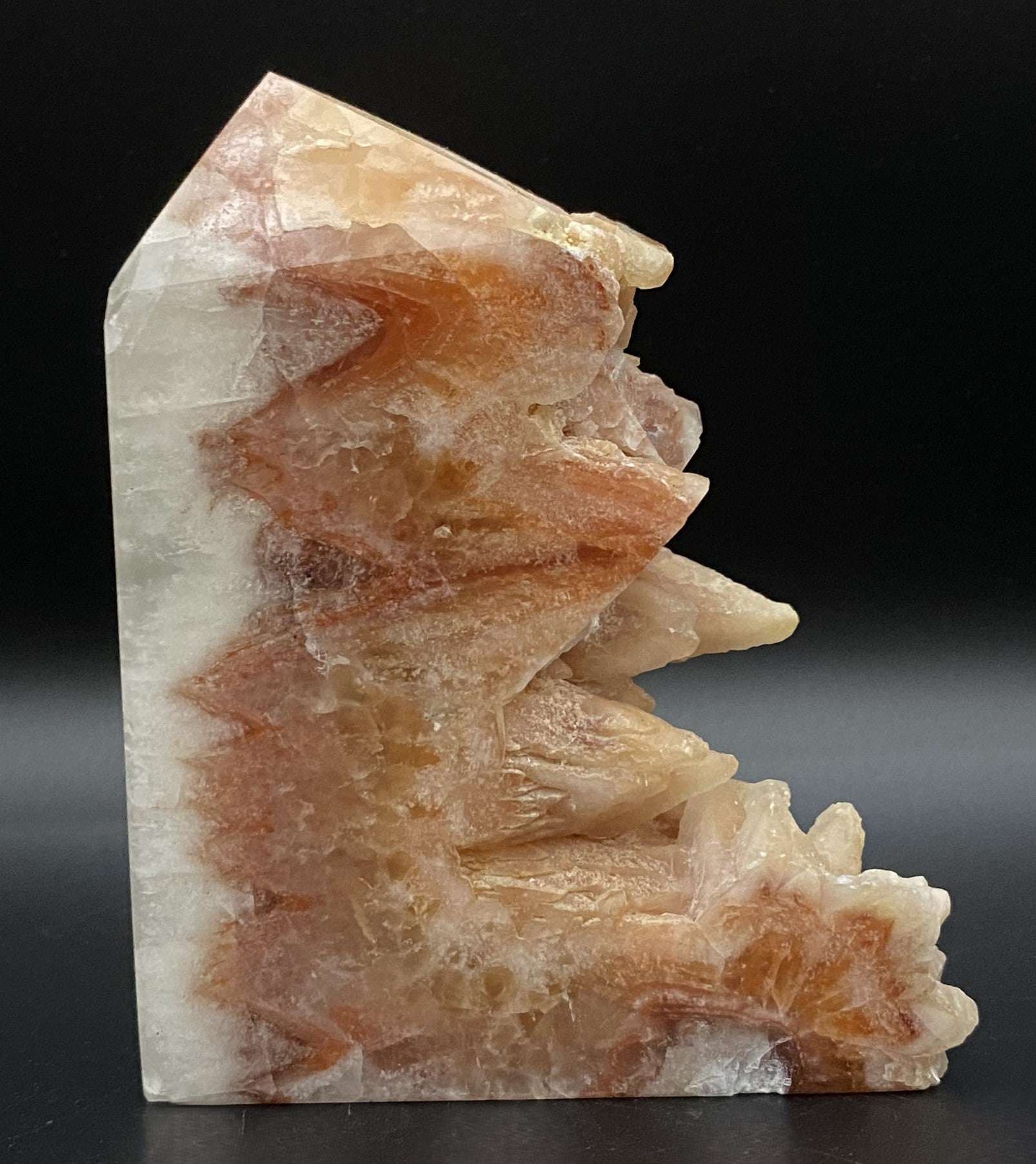 Obelisc brut din piatra semipretioasa Calcit Wolf Tooth cu nuante natural roz si alb