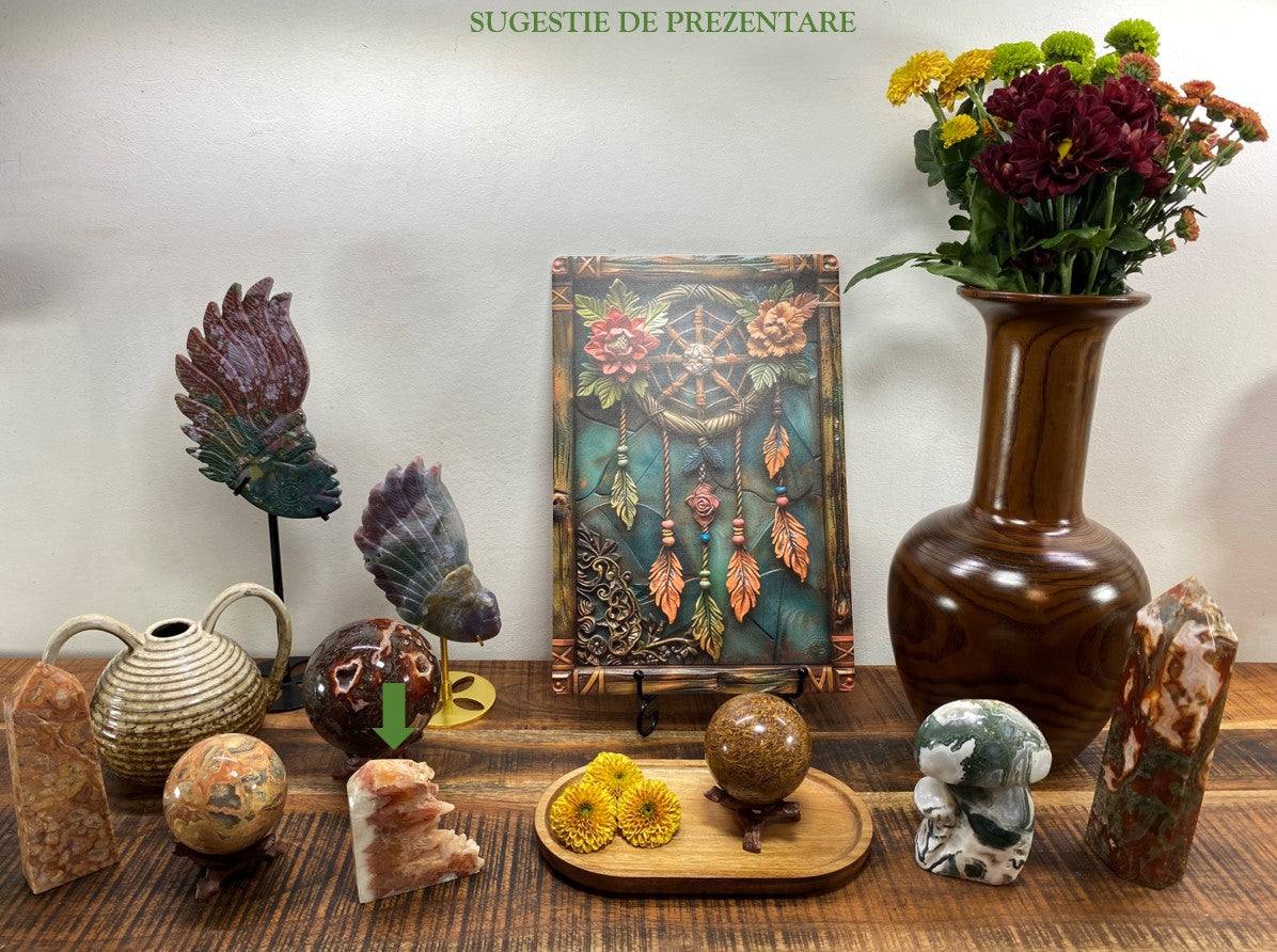 Obelisc brut din piatra semipretioasa Calcit Wolf Tooth pe masa de lemn cu ornamente decorative