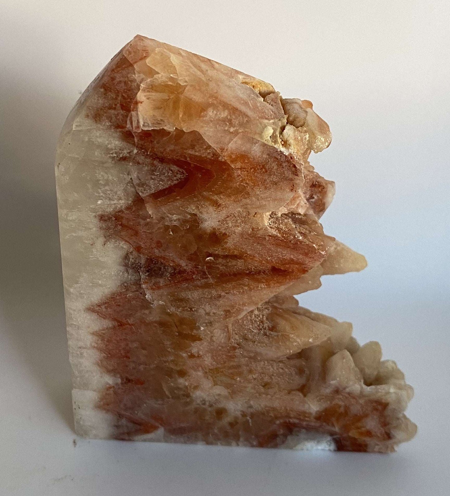 Obelisc brut din Calcit Wolf Tooth cu nuanțe naturale de maro și alb