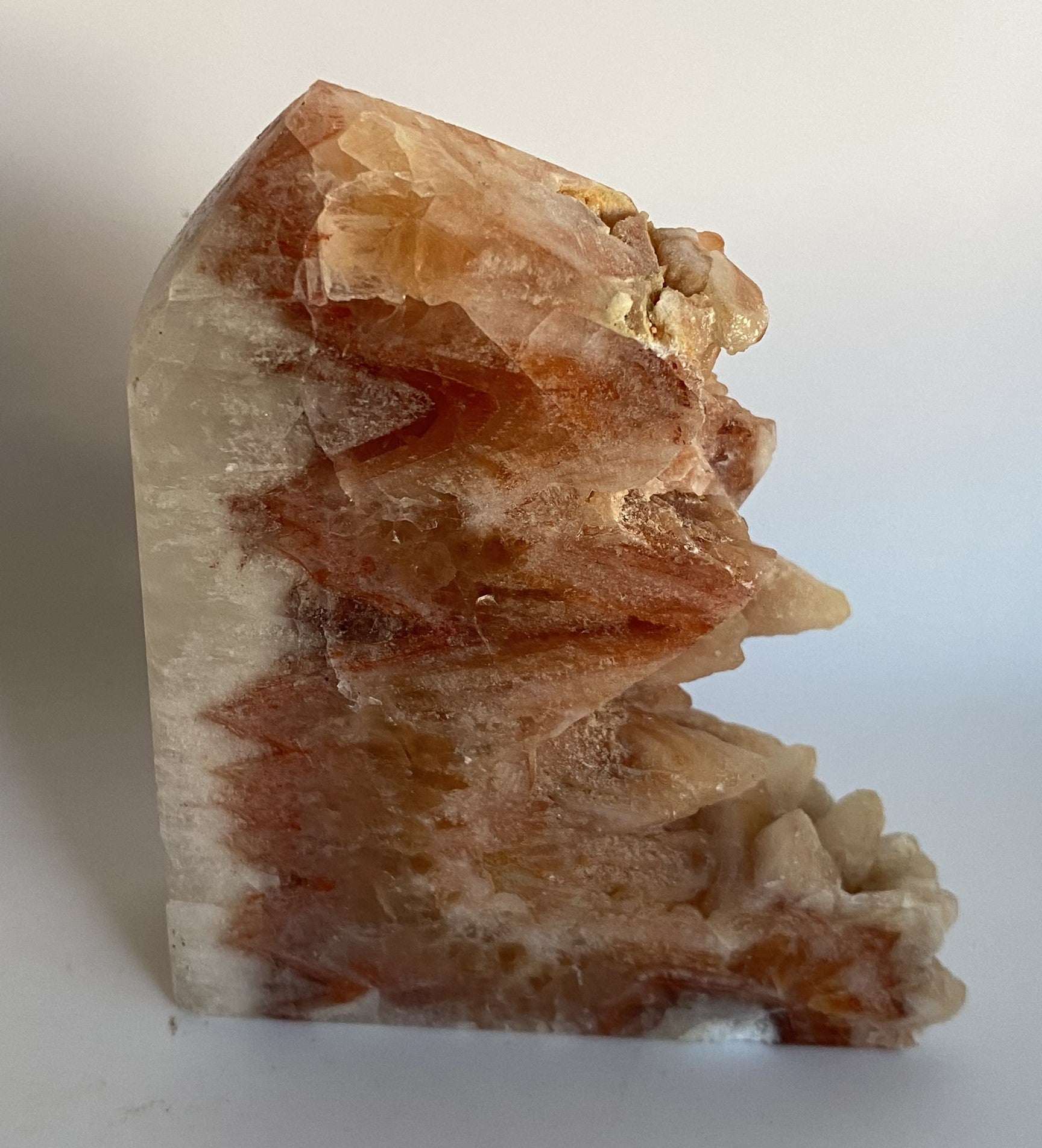 Obelisc brut din Calcit Wolf Tooth cu nuanțe naturale de maro și alb