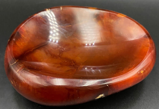 Bol din piatra semipretioasa de carneol pe fundal negru