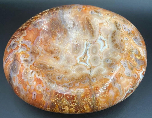 Bol din piatra semipretioasa de carneol pe fundal negru