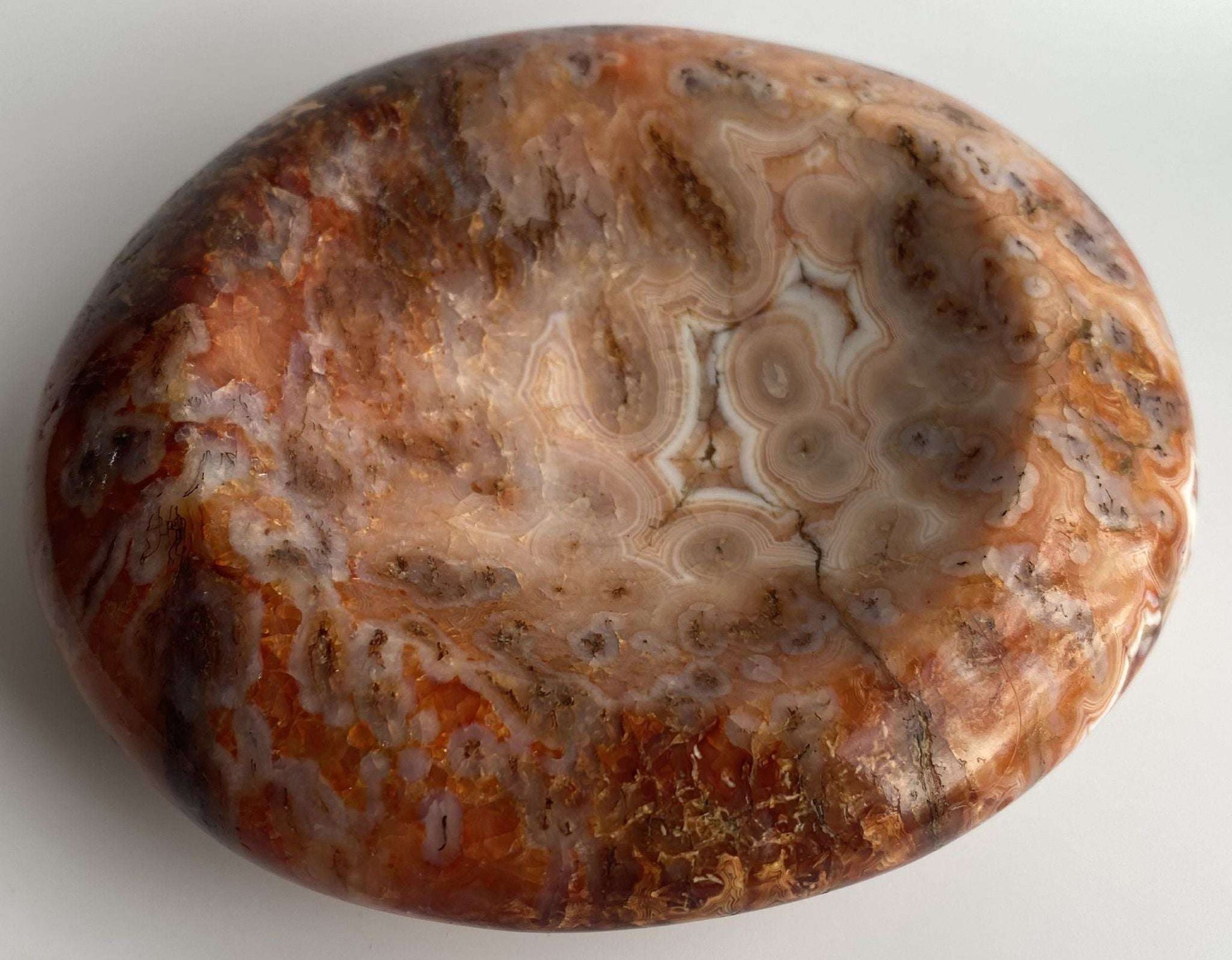 Bol de 12.2cm din cristal de carneol pe fundal alb