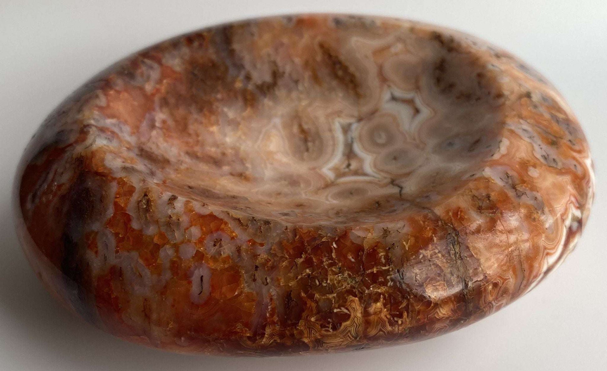 Bol decorativ de 12.2cm din piatra semipretioasa de carneol pe fundal alb