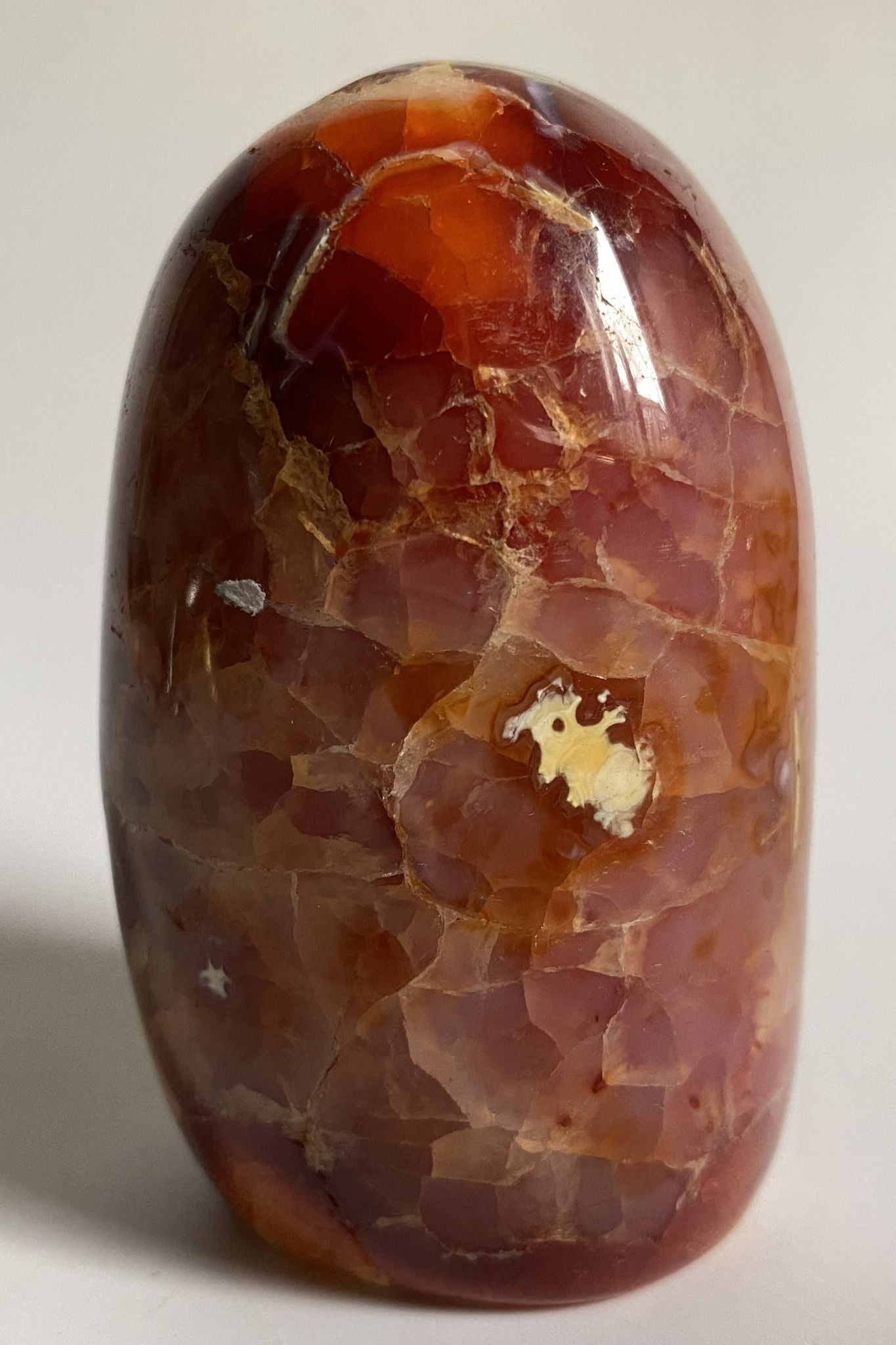 Sculptura din cristal de carneol pe fundal alb