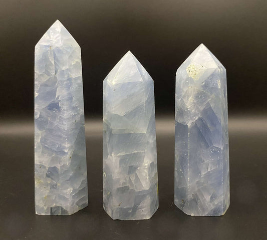 Set de trei obeliscuri din Calcit Albastru semi-transparent pe fundal negru