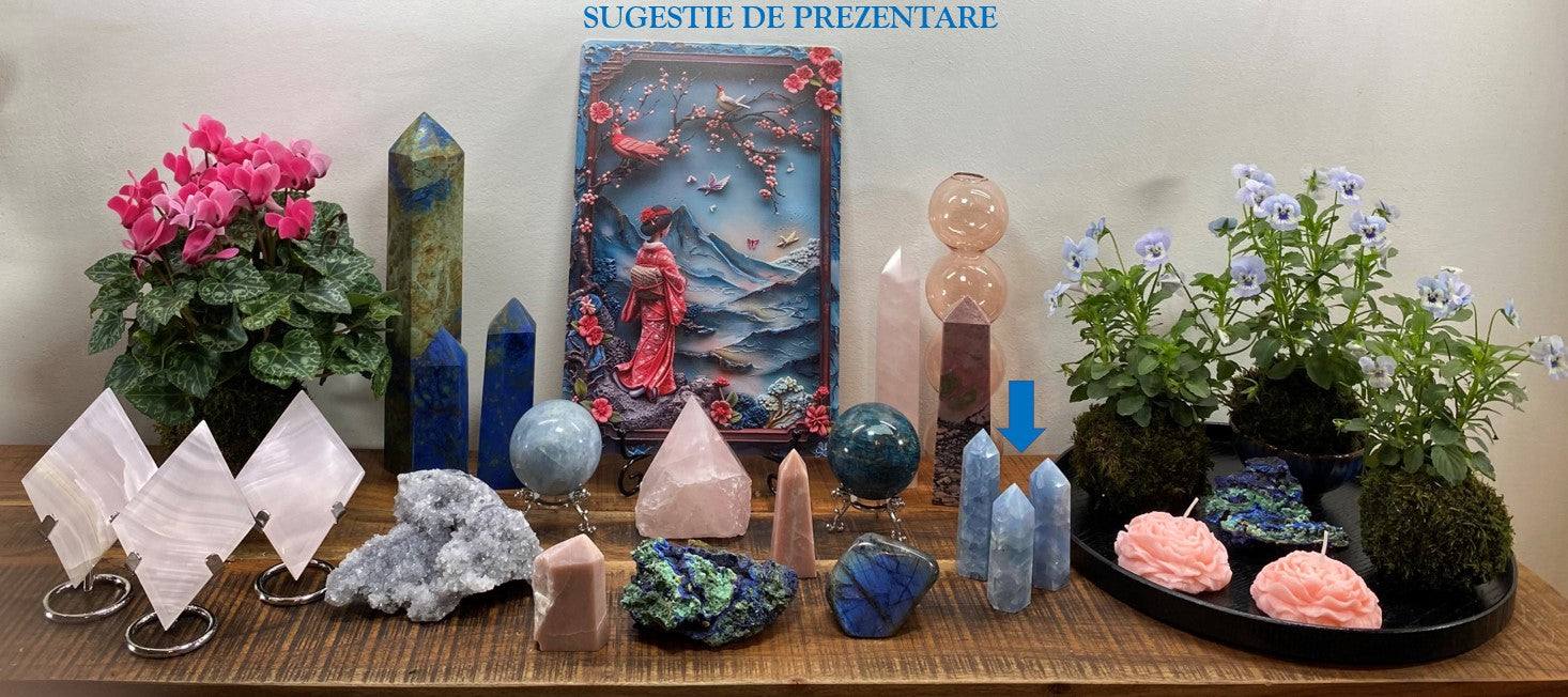 Set trei obeliscuri Calcit Albastru semipretioase pe suport lemn, flori decorative si alte pietre semipretioase