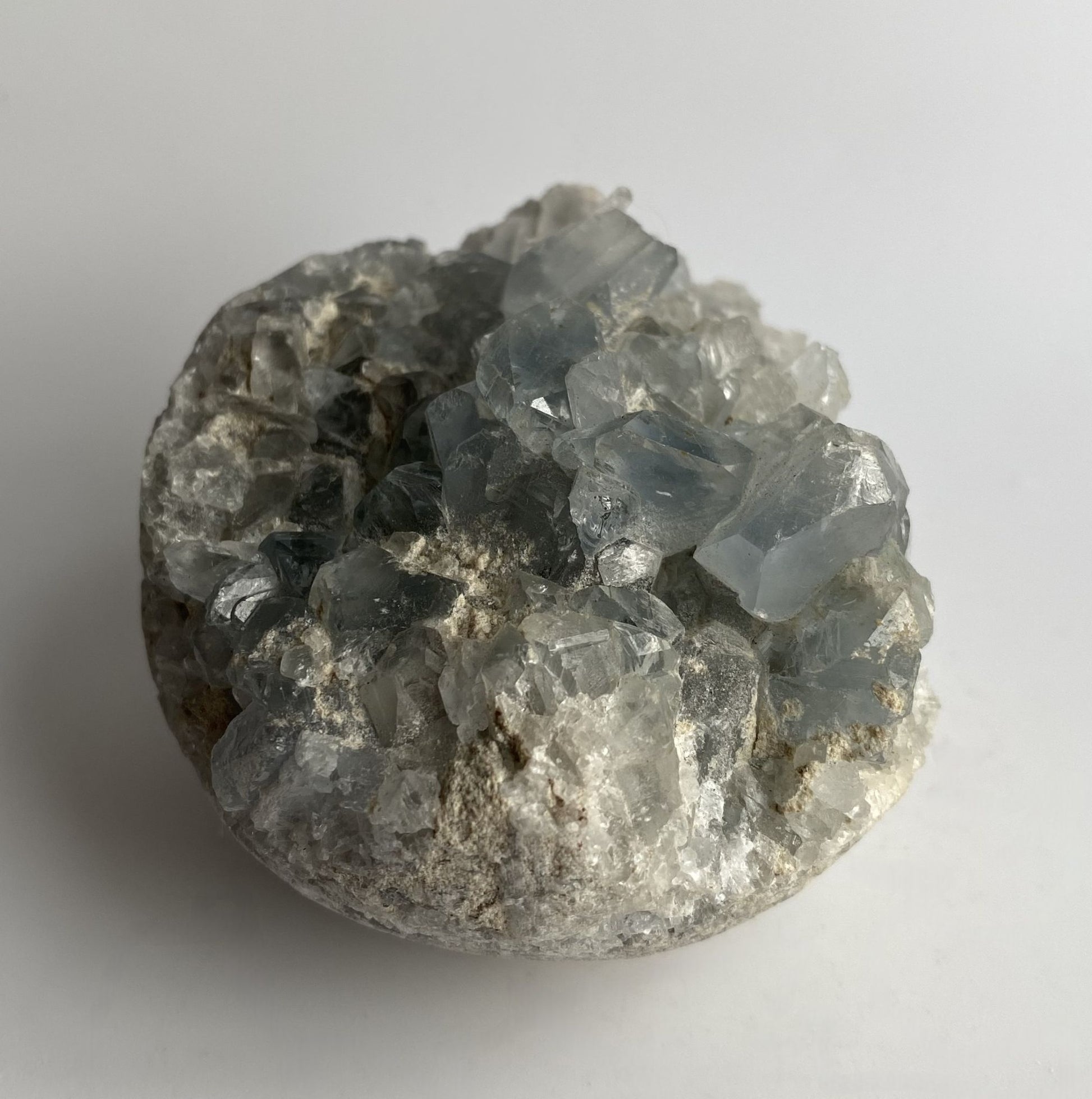Geoda din cristal de celestina pe fundal alb