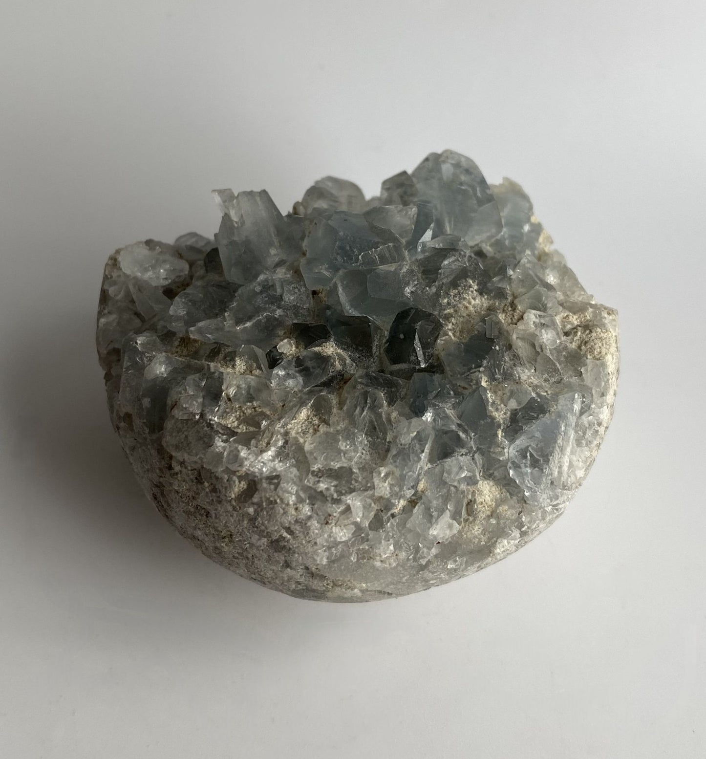 Geoda de 6.8cm din piatra semipretioasa de celestina pe fundal alb