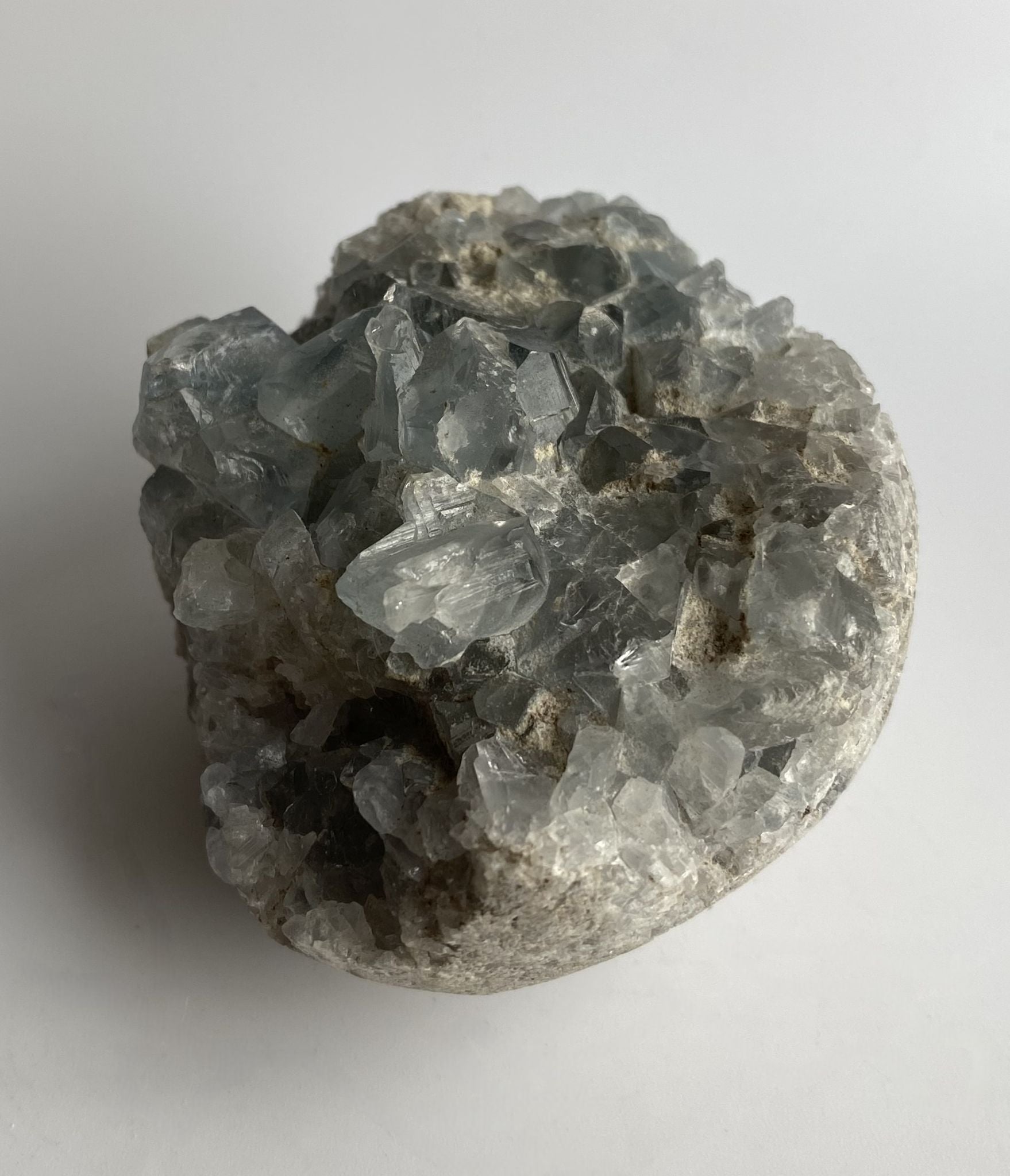Geoda de 6.8cm din cristal de celestina pe fundal alb
