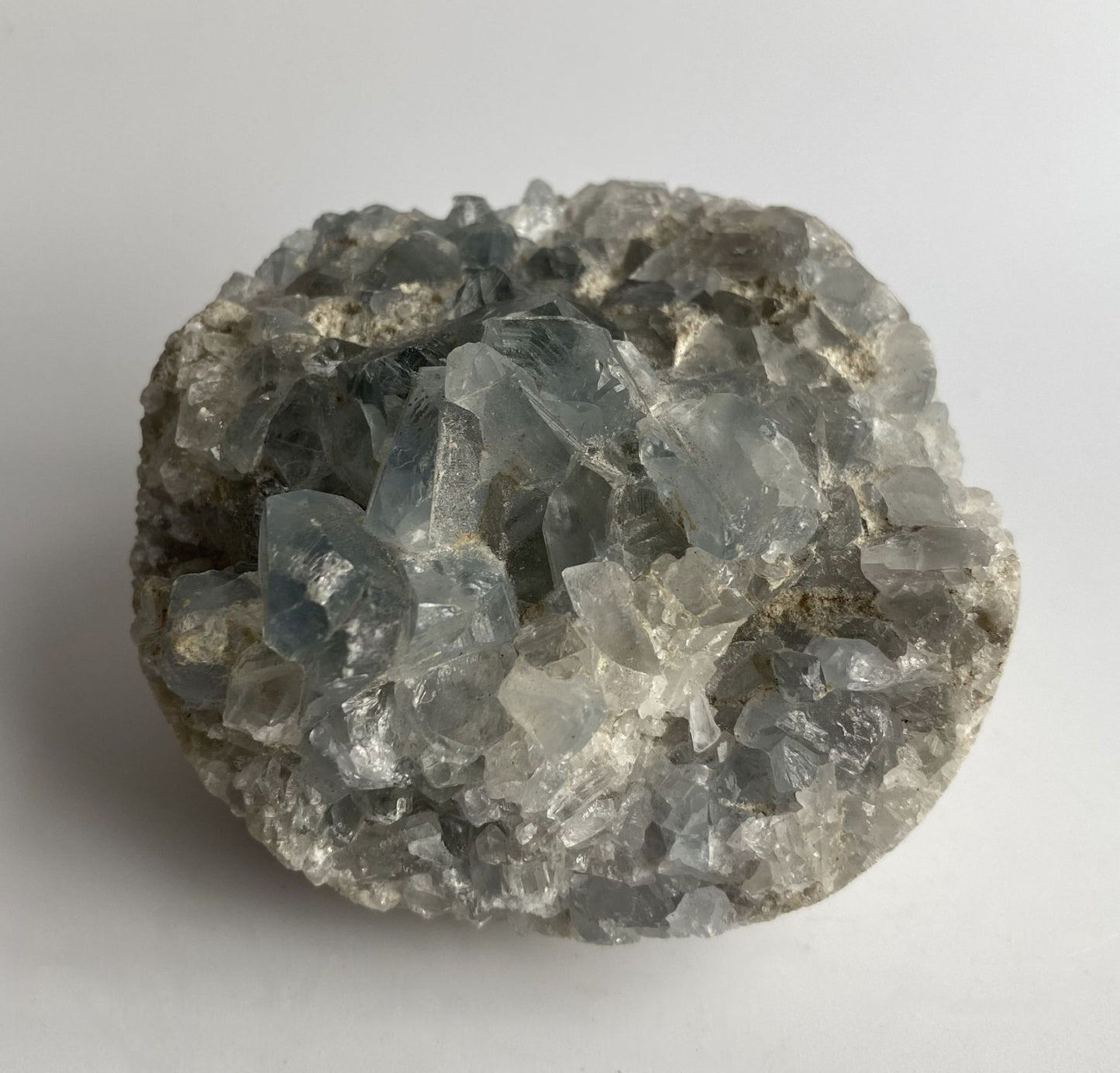 Geoda decorativa de 6.8cm din piatra semipretioasa de celestina pe fundal alb