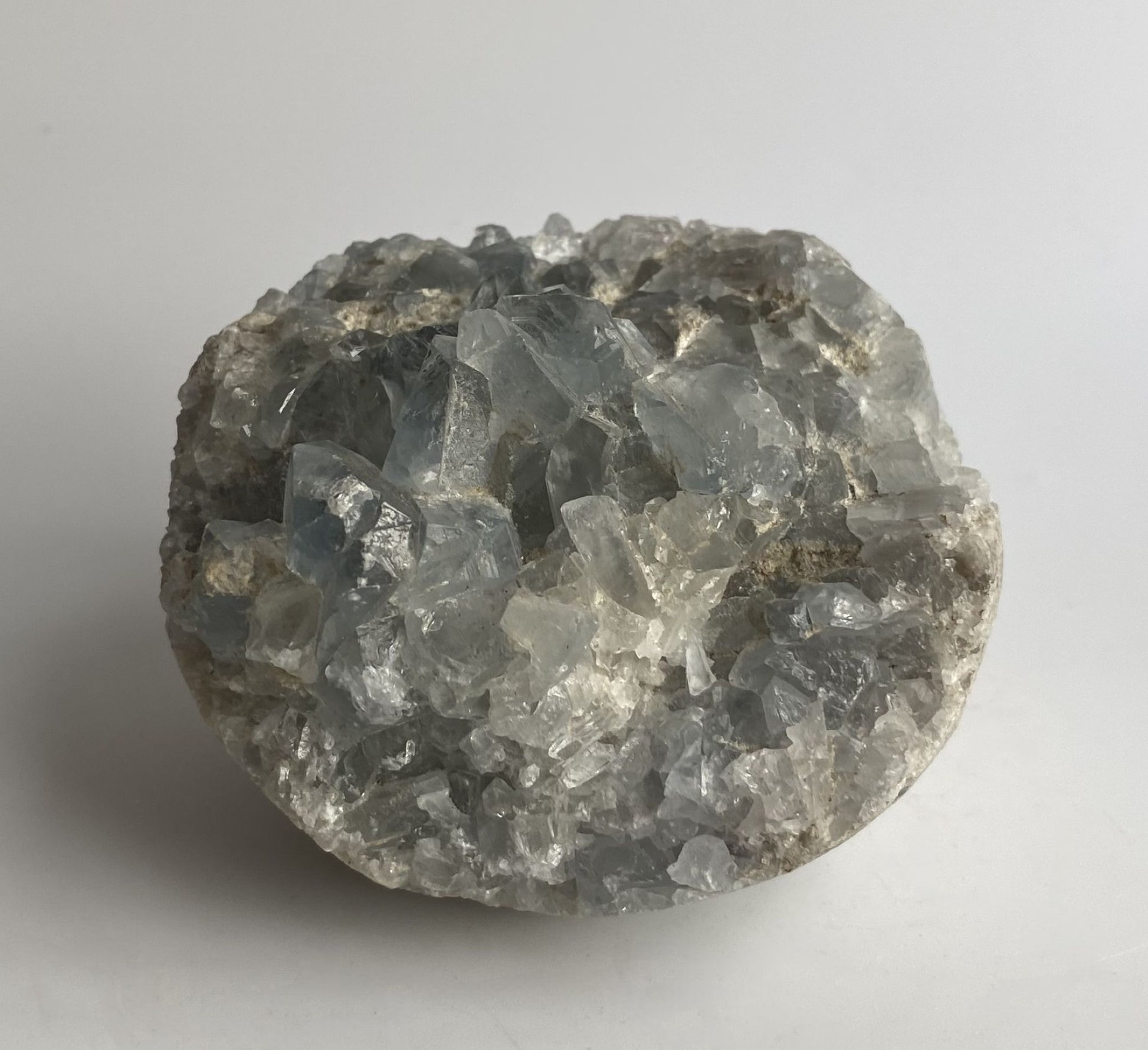 Geoda decorativa de 6.8cm din cristal de celestina pe fundal alb