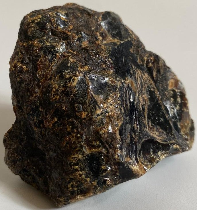Specimen din piatra semipretioasa de chihlimbar pe fundal alb