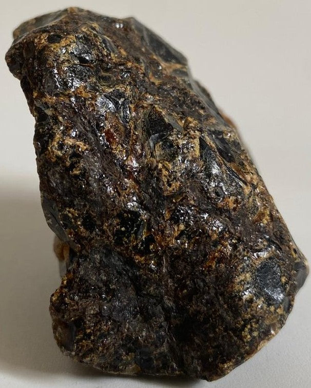 Piatra bruta de 5.9cm din piatra semipretioasa de chihlimbar pe fundal alb