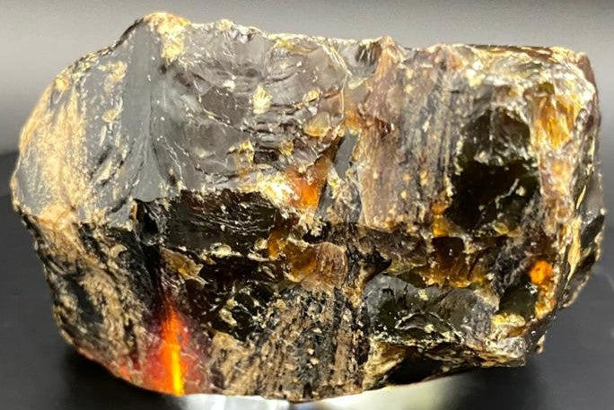Specimen de 5.9cm din piatra semipretioasa de chihlimbar pe fundal alb